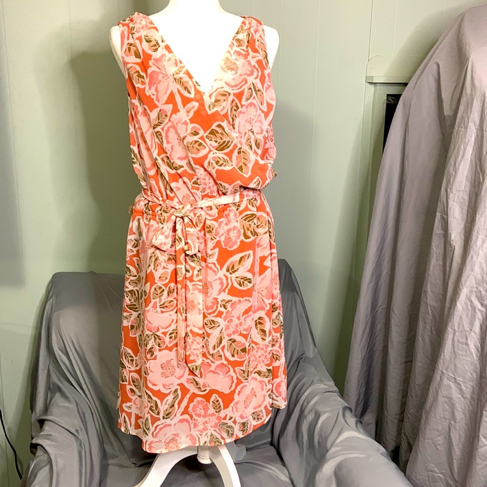 Beautiful summer dress. Perfect for most occasions! Loft size L